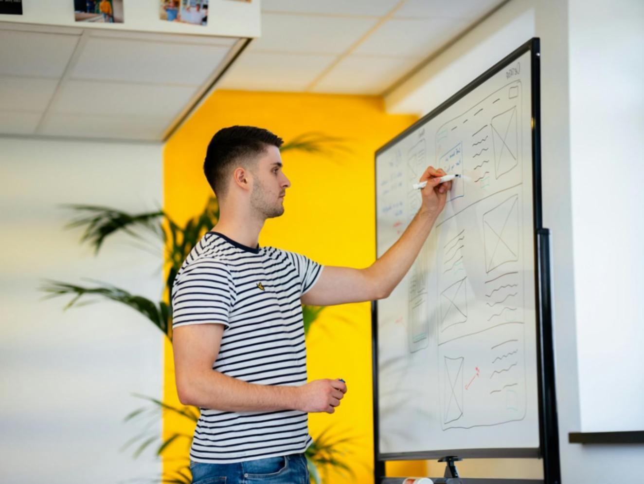 Ambiente di coaching professionale con spazio per riflessione e crescita personale